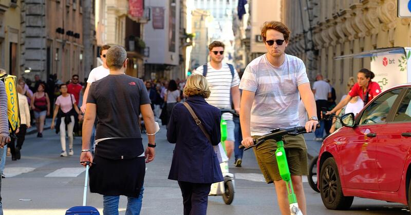 Monopattini elettrici, la pacchia &egrave; finita: ora sono obbligatori targa e assicurazione