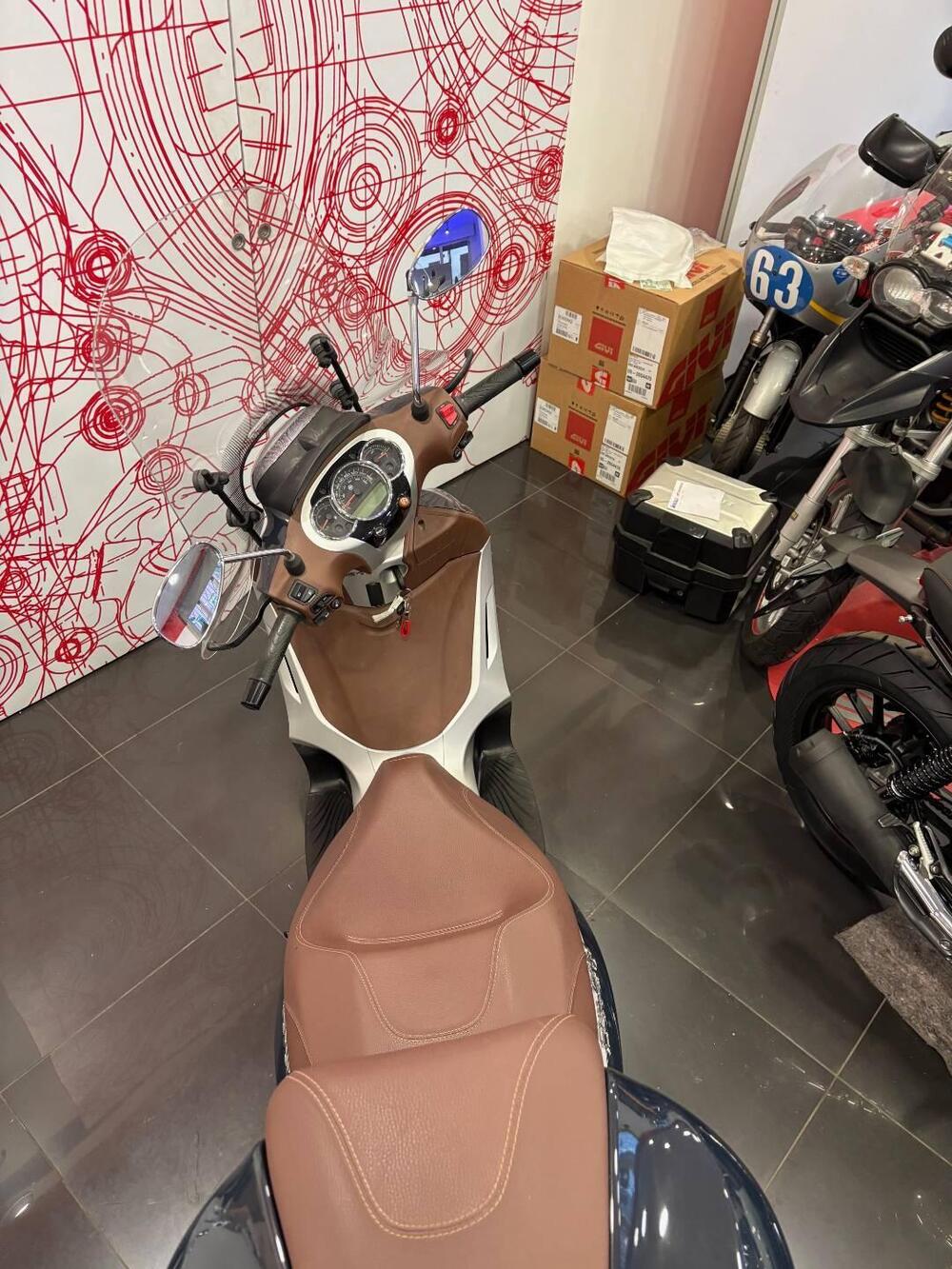 Piaggio Beverly 300 i.e. ABS-ASR (2016 - 20) (6)