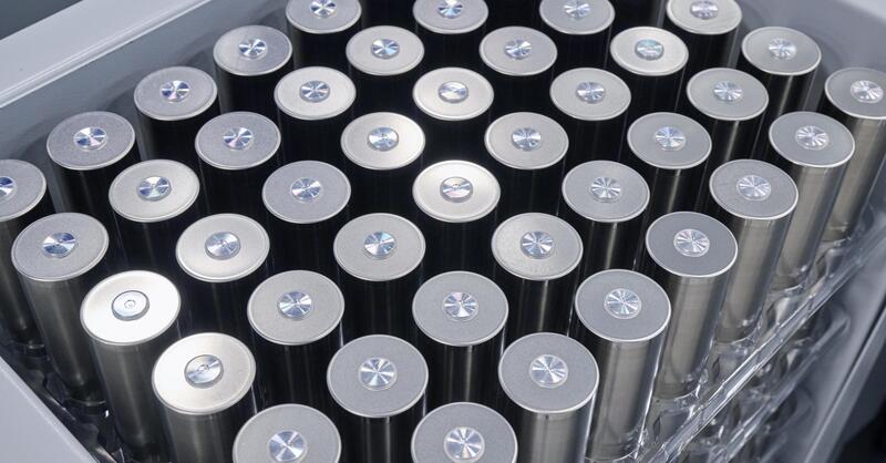 La Cina scatena la guerra delle batterie: costi pi&ugrave; bassi per auto elettriche ancora pi&ugrave; low cost?