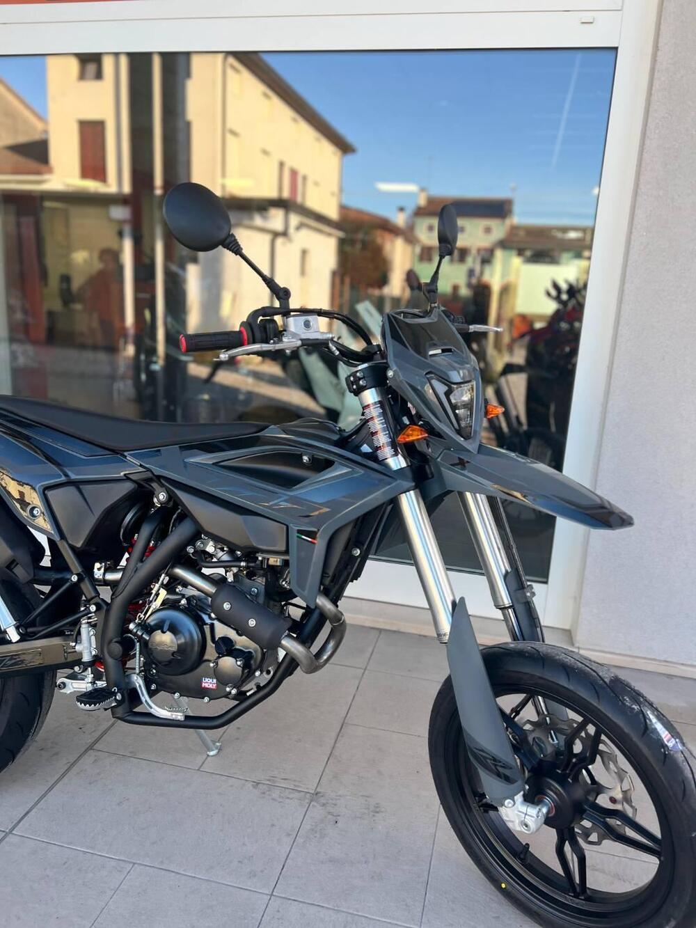 Betamotor RR 125 4T Motard T - X Special Edition (2025 - 26) (2)