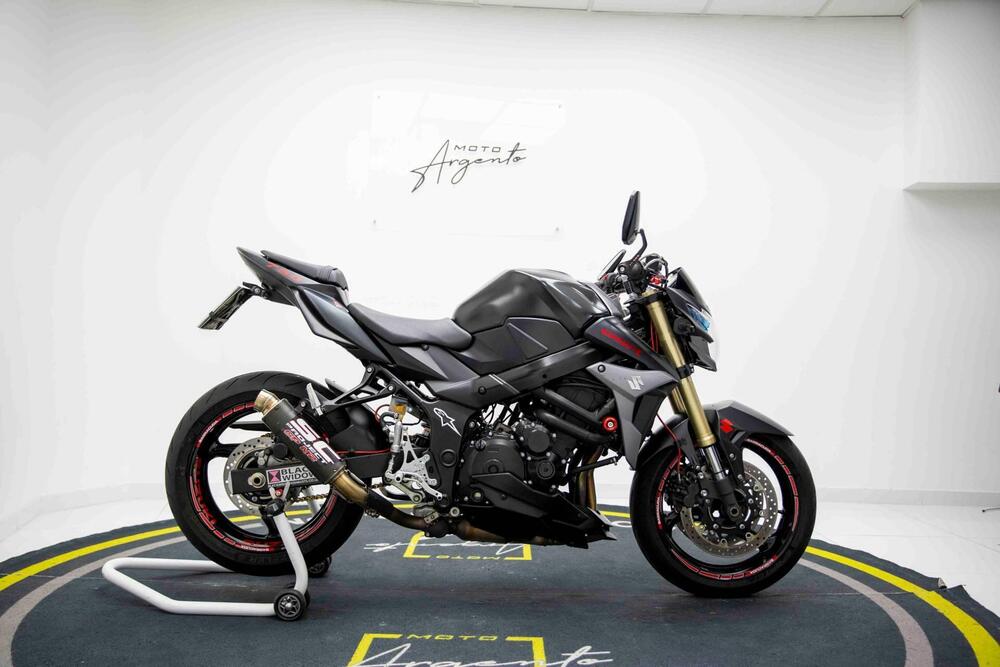 Suzuki GSR 750 Mat Black L.E. (2013 - 14) (2)