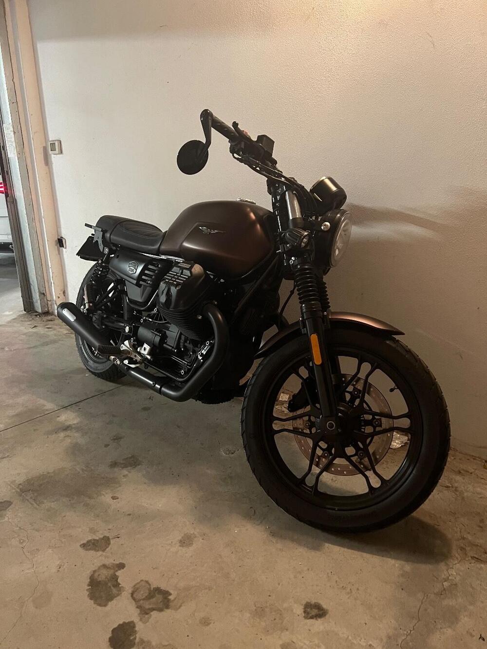 Moto Guzzi V7 III Stone Night Pack (2019 - 20) (4)