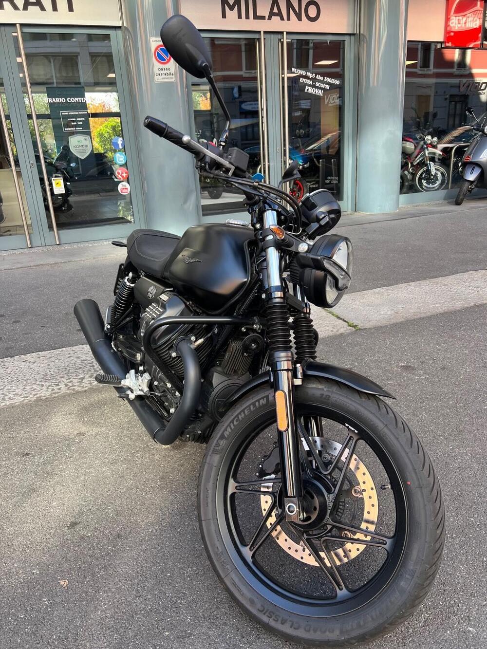 Moto Guzzi V7 Stone (2021 - 24) (2)