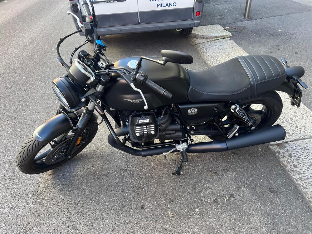 Moto Guzzi V7 Stone (2021 - 24) (3)