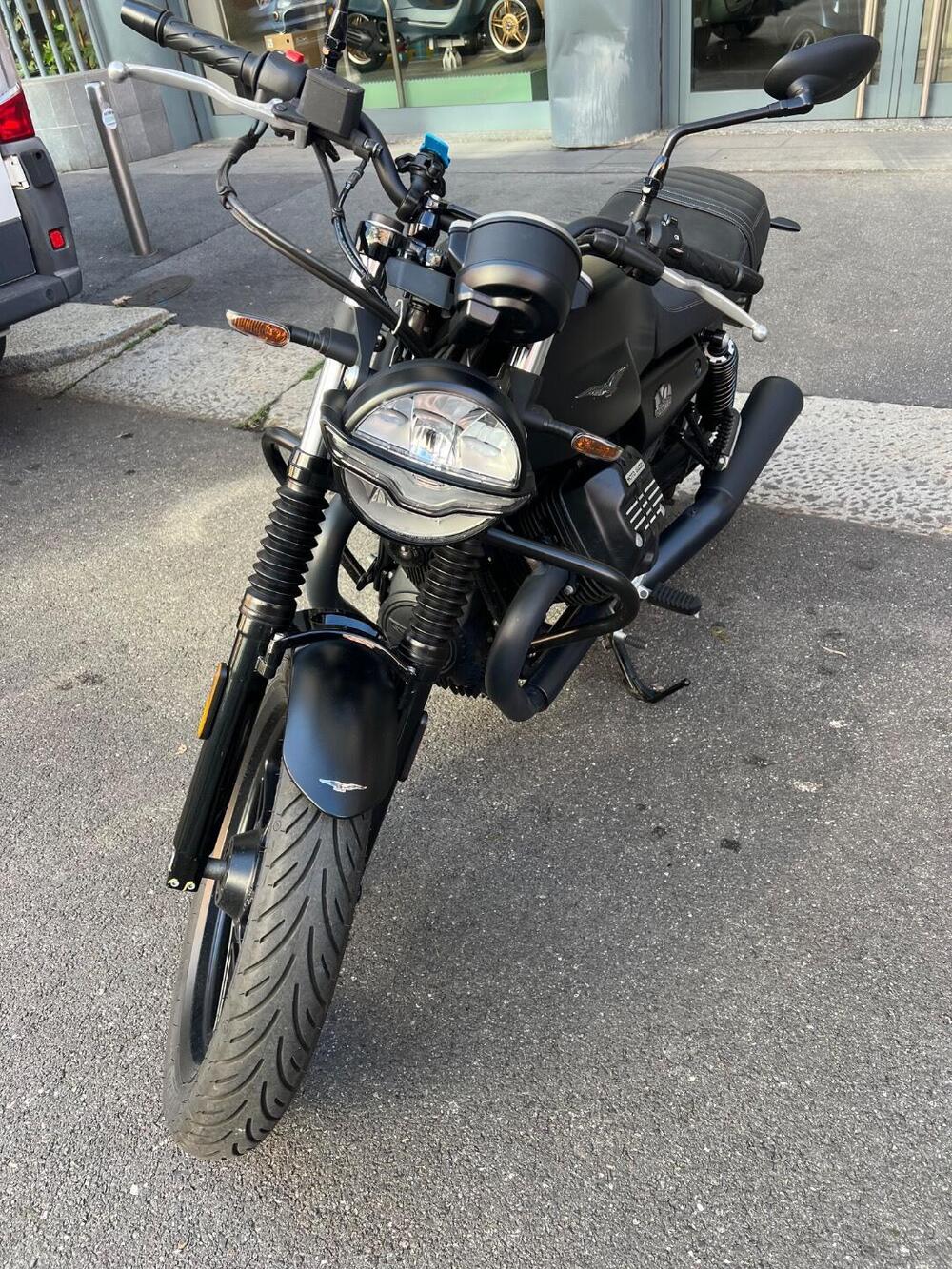 Moto Guzzi V7 Stone (2021 - 24) (4)