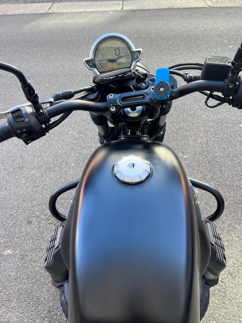 Moto Guzzi V7 Stone (2021 - 24) (5)