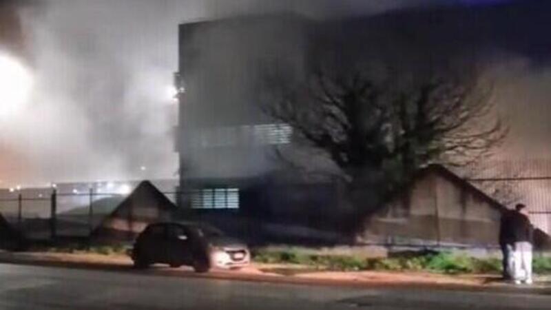 Stellantis, incendio nello stabilimento di Pratola Serra: fiamme domate in pochi minuti, nessun ferito [VIDEO]