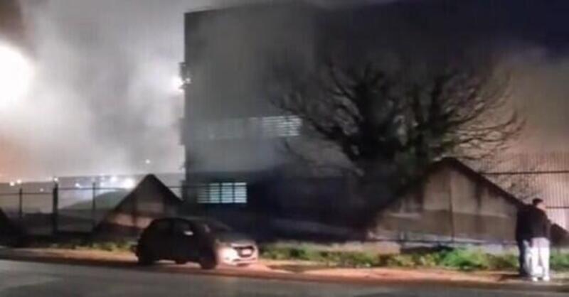 Stellantis, incendio nello stabilimento di Pratola Serra: fiamme domate in pochi minuti, nessun ferito [VIDEO]