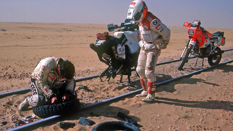 Dakar 2026. T7 BIS. Per fortuna c&rsquo;&egrave; ancora qualcuno che non fa finta di niente e tira dritto [VIDEO]