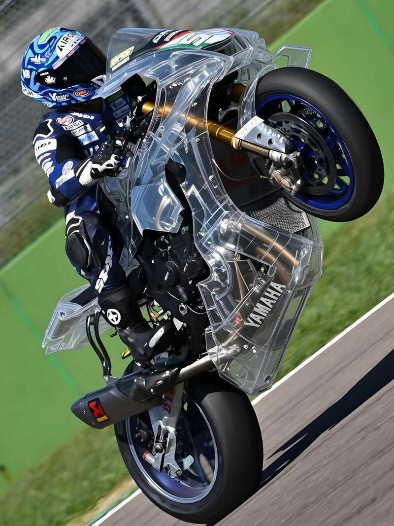 Carene moto trasparenti: &egrave; questa la moda del 2026? Che stile la Yamaha R1 di Delbianco [GALLERY]