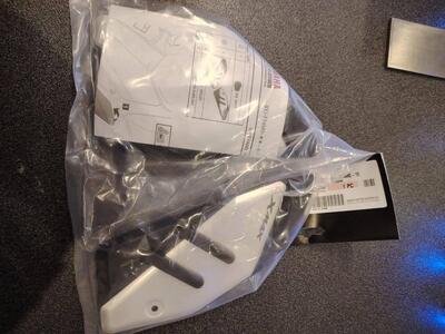 Poggiapiedi in alluminio per YAMAHA XMAX 2025