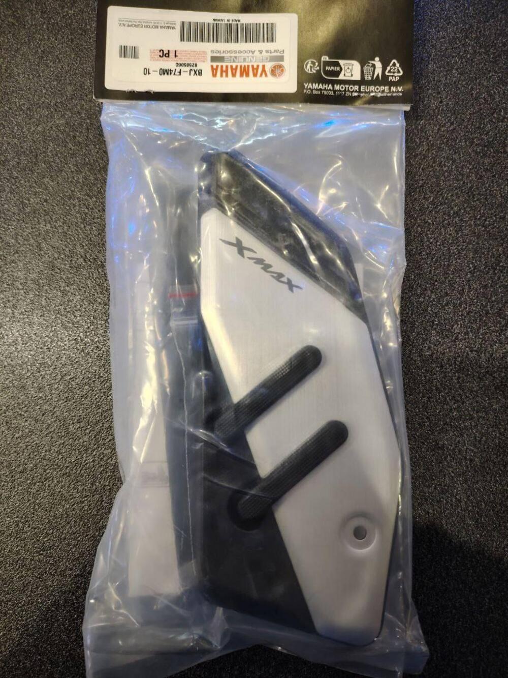 Poggiapiedi in alluminio per YAMAHA XMAX 2025 (2)