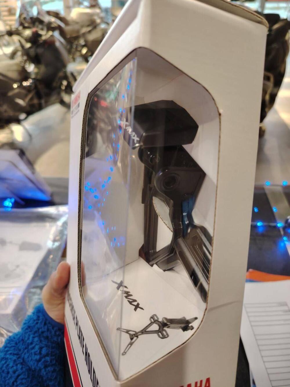 Porta targa sportivo per YAMAHA XMAX 2023 (2)