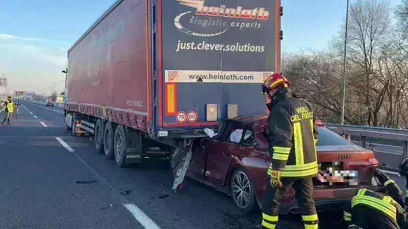 Audi A5 finita sotto un tir lungo l'A14 presso Bologna  Crediti: Il Resto del Carlino