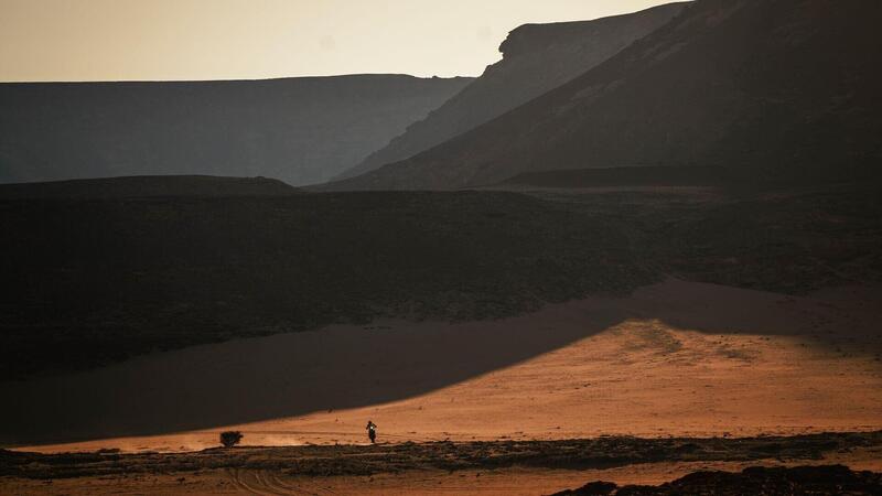 Dakar 2026. T8. Il sicario Luciano Benavides, KTM, e il perdono a Henk Lategan, Toyota
