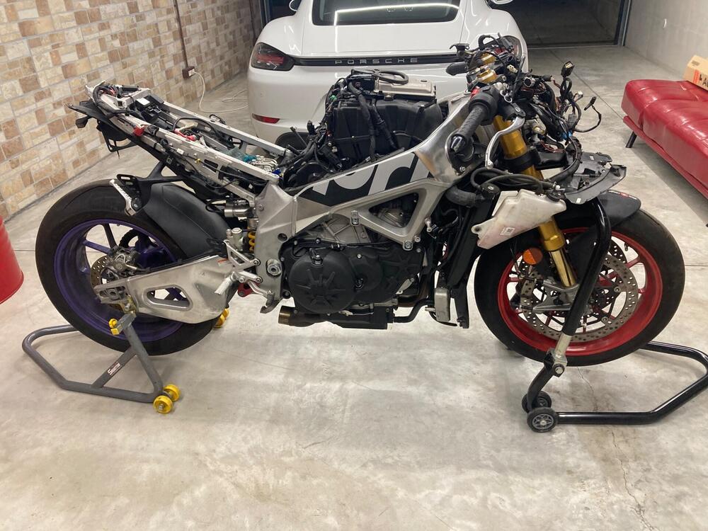 Aprilia RSV4 1100 Factory (2021 - 24) (2)