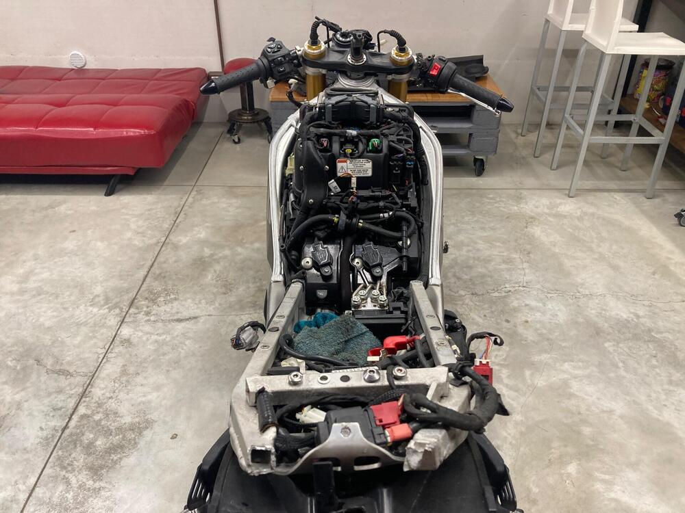 Aprilia RSV4 1100 Factory (2021 - 24) (5)