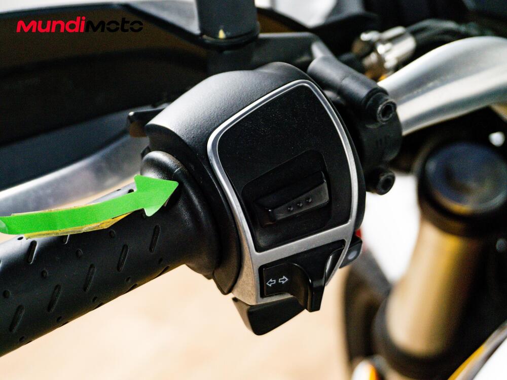 Moto Guzzi V85 TT Evocative Graphics (2021 - 23) (18)