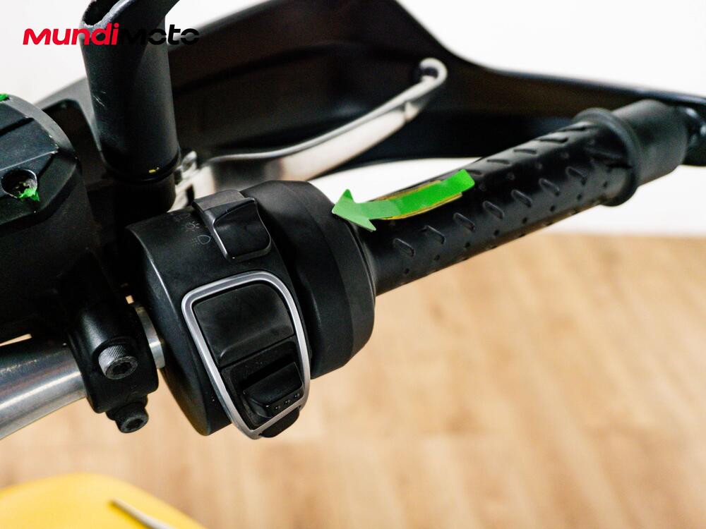 Moto Guzzi V85 TT Evocative Graphics (2021 - 23) (16)