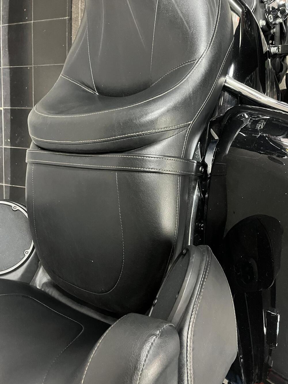 Harley-Davidson 1690 Electra Glide Ultra Limited (2016) - FLHTK (3)