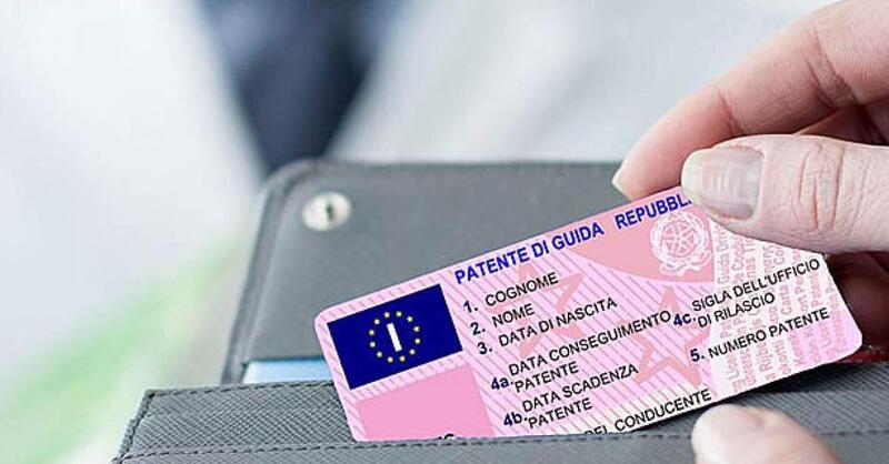 Patente B 2026: dal primo gennaio obbligatorie 8 ore di pratica, Moto Escluse