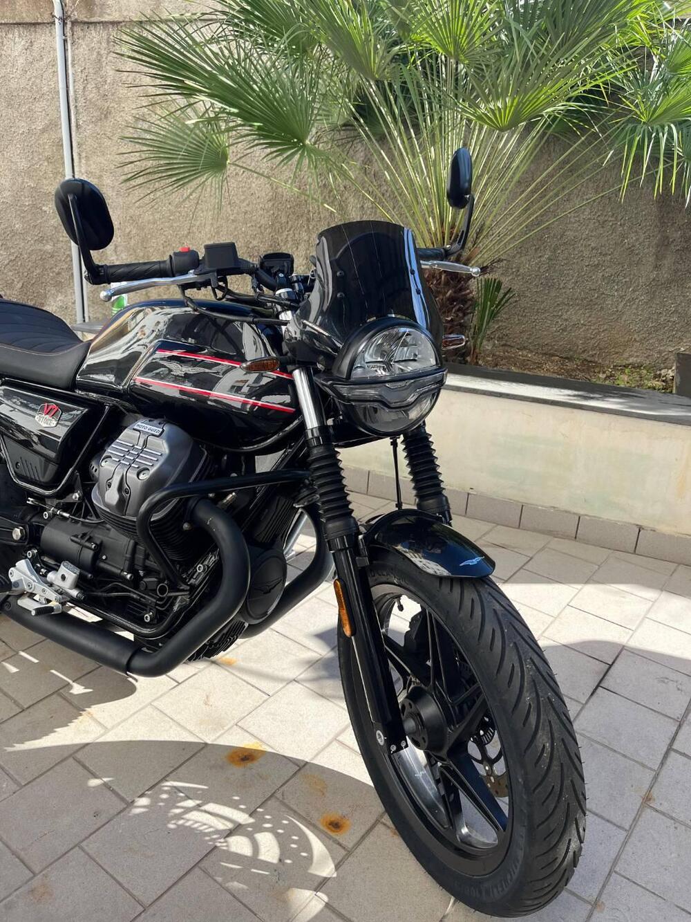 Moto Guzzi V7 Stone (2021 - 24) (2)