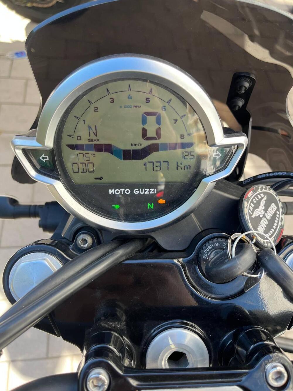 Moto Guzzi V7 Stone (2021 - 24) (3)