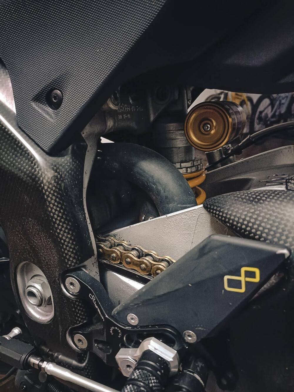 Aprilia Tuono V4 R APRC (2011 - 13) (14)