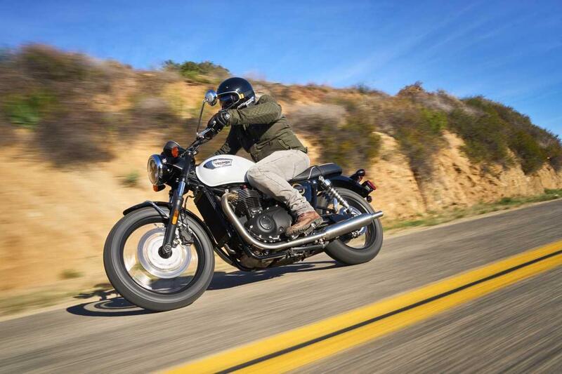 La T100 nella colorazione Snowdonia white / Sapphire black in azione