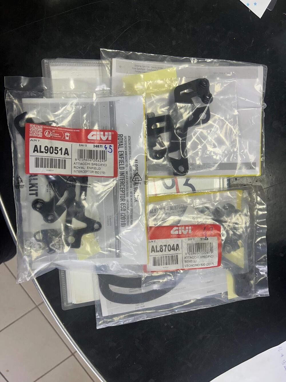 2 tipi di attacchi specifici per Royal Enfield Int Givi