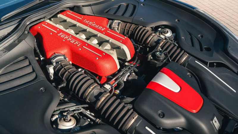 La Ferrari FF &ldquo;Novo Blu&rdquo; di Lapo Elkann va all&rsquo;asta: quando la sartoria incontra il V12