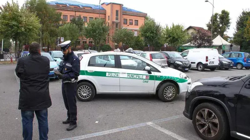 Da Pisa a Ciri&egrave; con patente sospesa e una Fiat Panda senza documenti: bloccato a un passo da casa