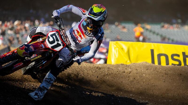 Caduta spaventosa nel Supercross: Barcia ringrazia l&rsquo;airbag Alpinestars