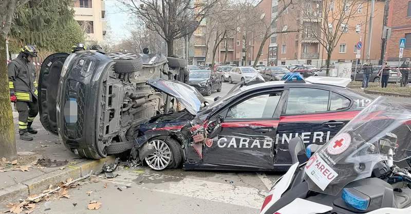 Paura a Monza: auto dei Carabinieri si schinata contro due Citro&euml;n, 6 feriti