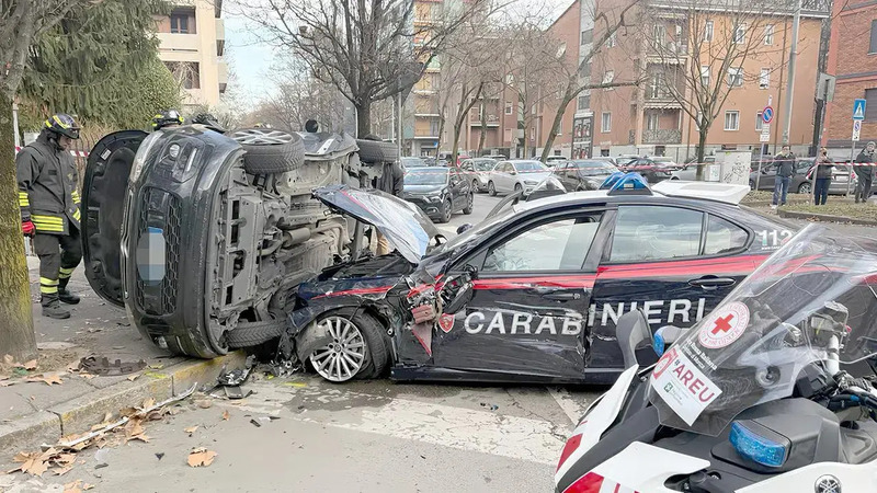 Paura a Monza: auto dei Carabinieri si schinata contro due Citro&euml;n, 6 feriti