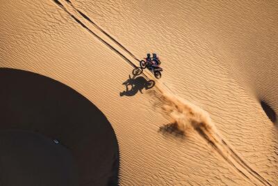 Dakar 2026. T10. Moto, incidente a Sanders, ora &egrave; Brabec VS Benavides. Auto, trappola di navigazione, Al Attiyah sottoscrive