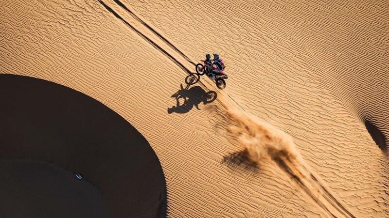 Dakar 2026. T10. Moto, incidente a Sanders, ora &egrave; Brabec VS Benavides. Auto, trappola di navigazione, Al Attiyah sottoscrive