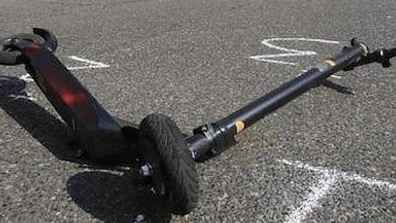 Scontro tra auto e monopattino