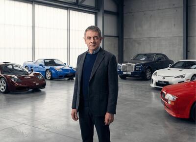 Rowan Atkinson, il collezionista che guida davvero le sue auto: dalla McLaren F1 alla Lexus LFA.