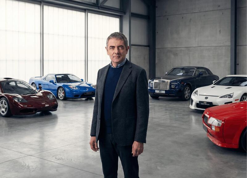 Rowan Atkinson, il collezionista che guida davvero le sue auto: dalla McLaren F1 alla Lexus LFA.