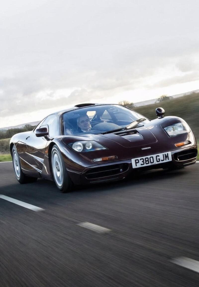 Rowan Atkinson a bordo della sua McLaren F1