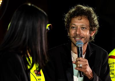 MotoGP 2026. Valentino Rossi a 360 gradi: Ecco perché ho cambiato campionato con le auto. E sulla MotoGP: So già i nostri piloti per il 2027. E mi fido di Ducati [VIDEO]