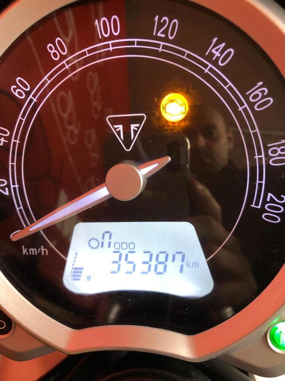 Triumph Street Twin 900 (2016) (7)