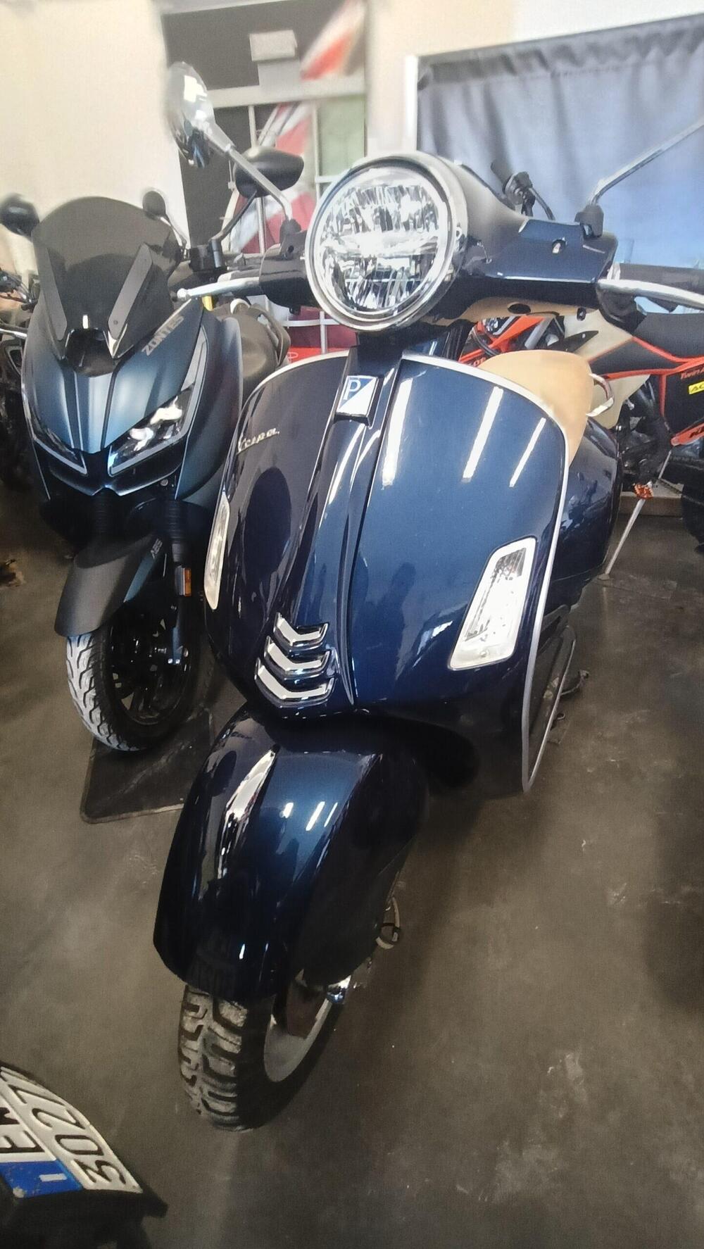 Vespa GTS 300 Hpe (2019) (2)