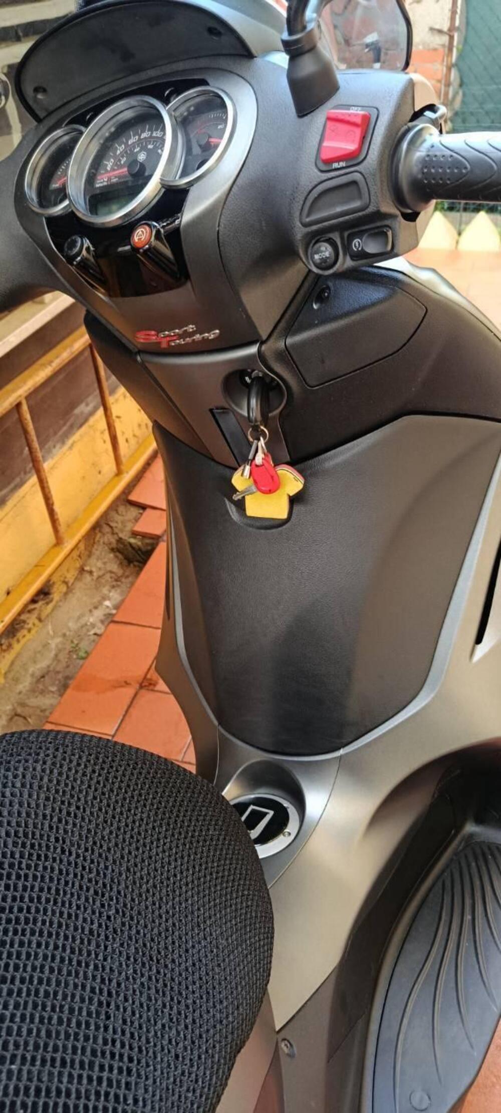 Piaggio Beverly 350 SportTouring ie ABS (2011 - 17) (4)