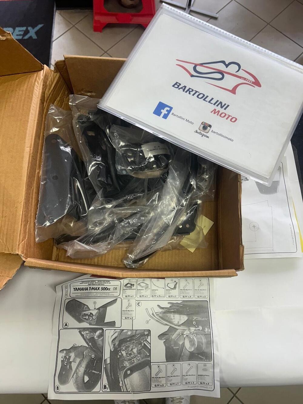 Porta valigia specifico per T MAX 500 del 2008 Givi