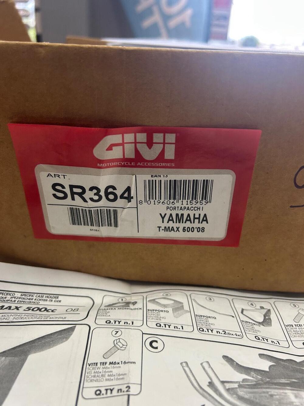 Porta valigia specifico per T MAX 500 del 2008 Givi (2)