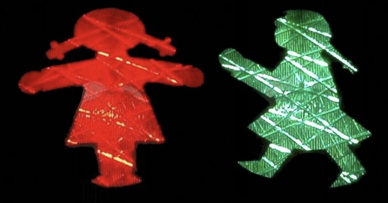 Semafori: Icone del Passato regolano il Traffico, ma non in Italia