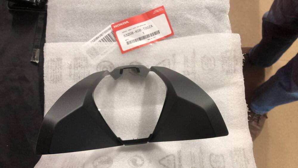 COPERCHIO SUPERIORE MANUBRIO PER HONDA FORZA 350.