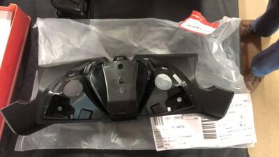 COPERCHIO INFERIORE MANUBRIO PER HONDA FORZA 350.